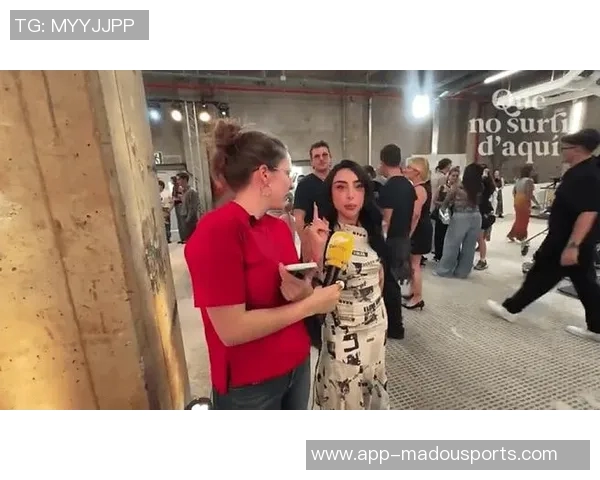 亚马尔与女友甜蜜热吻瞬间曝光眼中只映出彼此的爱意与幸福 亚马尔与女友甜蜜热吻瞬间曝光眼中只映出彼此的爱意与幸福