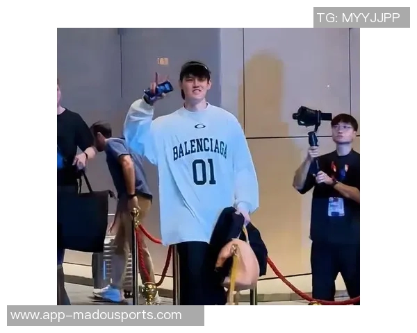 篮网队抵达澳门备战中国赛名宿卡特亲临助阵展现风采