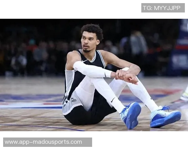 文班在CBA首节遭遇重创五次失误三次犯规表现不佳引发热议 文班在CBA首节遭遇重创五次失误三次犯规表现不佳引发热议