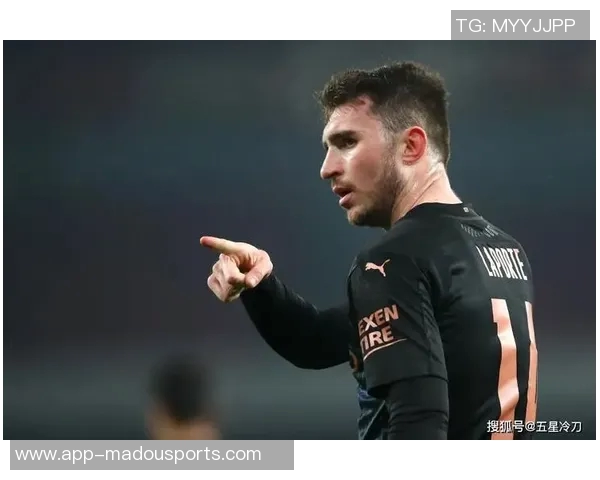 皮尔斯夜店偷瞄性感美女的紧张瞬间只需半秒钟的转头反应 皮尔斯夜店偷瞄性感美女的紧张瞬间只需半秒钟的转头反应