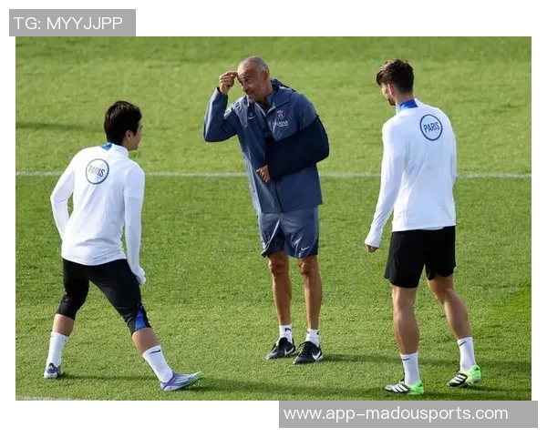 恩里克坚定支持舍瓦利耶:后卫失误不影响我们对他的信任 恩里克坚定支持舍瓦利耶:后卫失误不影响我们对他的信任