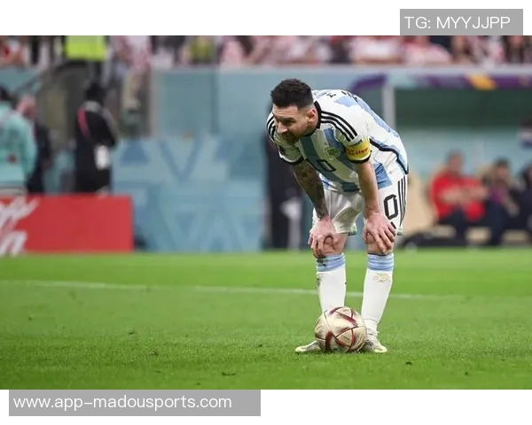 梅西在补时阶段单刀突袭被迅速回追的防守球员成功破坏 梅西在补时阶段单刀突袭被迅速回追的防守球员成功破坏