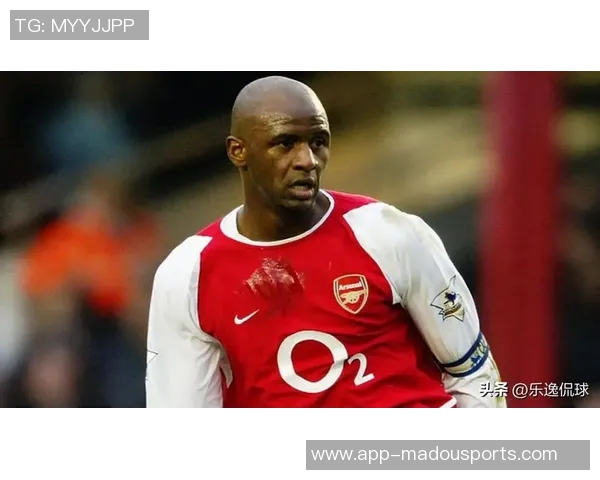 阿森纳球员提前布局拦截战术在中场线前的精彩表现 阿森纳球员提前布局拦截战术在中场线前的精彩表现