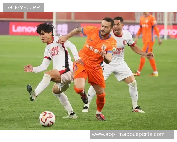 后场防守失误致命奥斯卡助攻侯永永头球破门泰山队暂时落后玉昆队 后场防守失误致命奥斯卡助攻侯永永头球破门泰山队暂时落后玉昆队