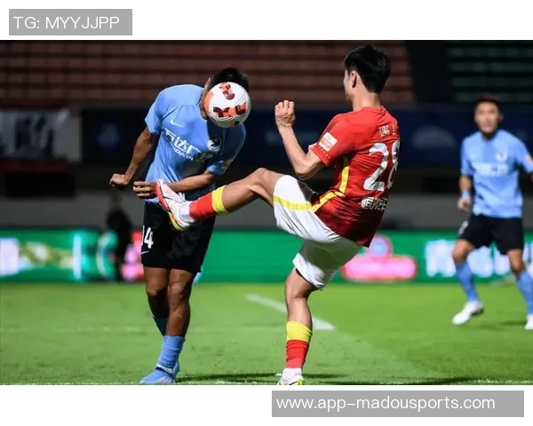 神奇扑救!王大雷在第18分钟成功挡住叶楚贵的近距离头球射门 神奇扑救!王大雷在第18分钟成功挡住叶楚贵的近距离头球射门