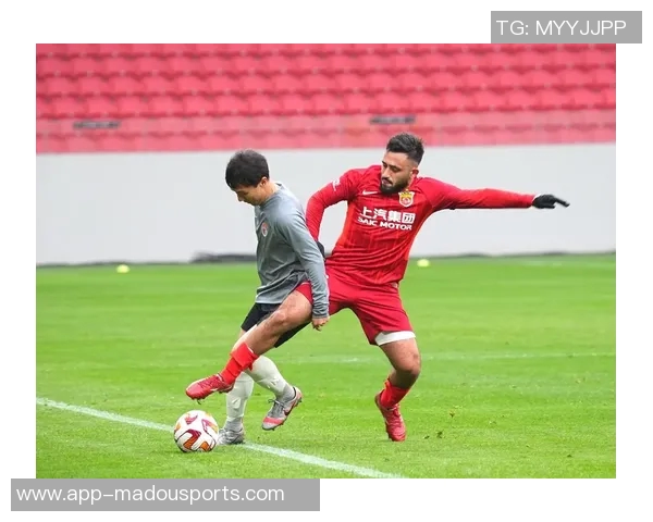 海港队训练照曝光加布里埃尔热情竖大拇指展现团队士气 海港队训练照曝光加布里埃尔热情竖大拇指展现团队士气