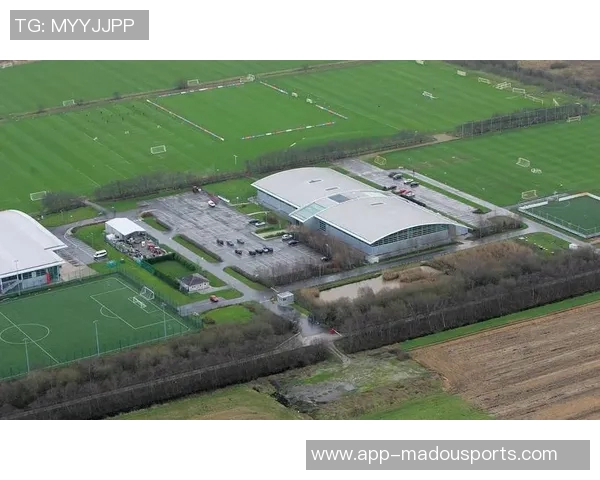 曼联球员因卡灵顿基地翻修后训练时间延长享受更优质的训练环境