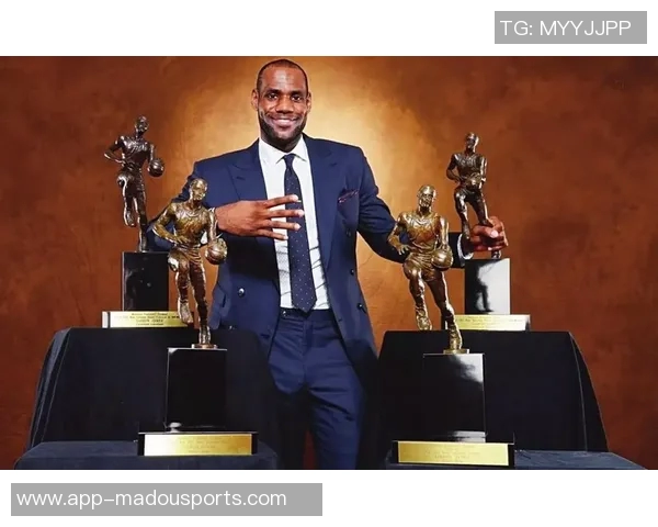 詹姆斯凭借超高球商巧妙规避不适合局面展现篮球智慧